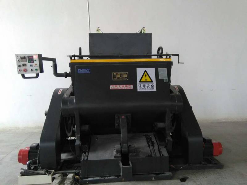 Heavy Modle Creasing and Cutting Machine.